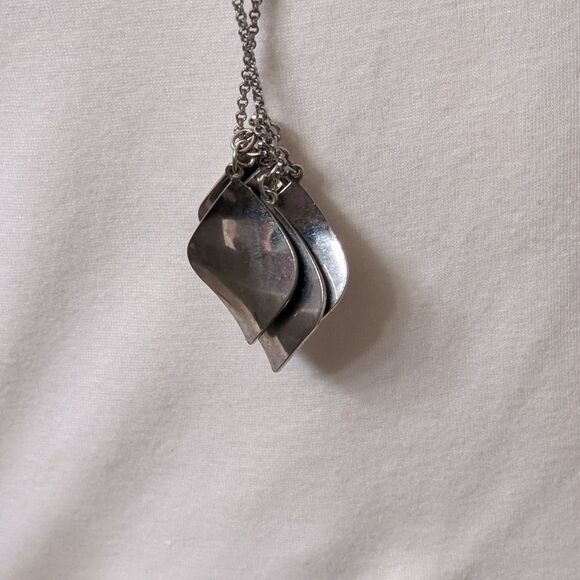 Long charm silvertone necklace - Picture 8 of 10